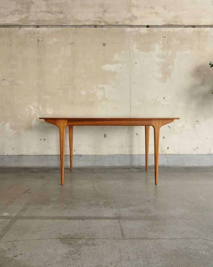 アンティークのテーブル　アンティーク家具　シンプルなヴィンテージの北欧家具、マッキントッシュ エクステンションテーブル。横から見た姿は…シンプルなデザインなので、どんなお部屋にも似合っちゃうんです。(x-1000-f)