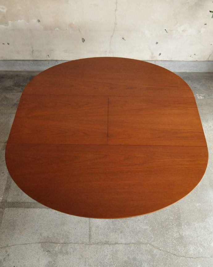 アンティークのテーブル　アンティーク家具　シンプルがインテリアに馴染みやすい、アンティークダイニングテーブル(伸張式)。天板もピカピカにお直ししました。(x-1001-f)