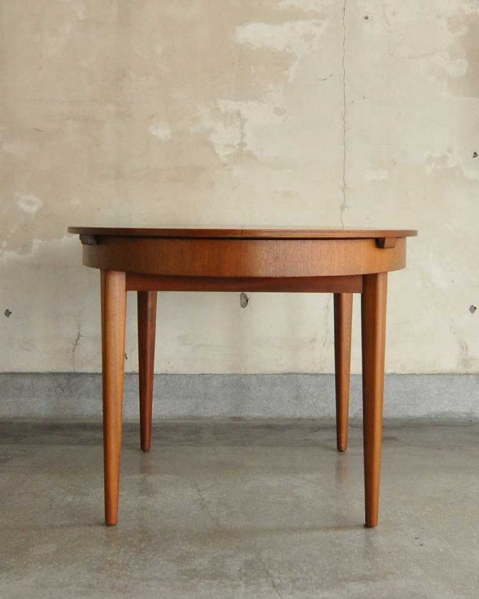 アンティークのテーブル　アンティーク家具　シンプルがインテリアに馴染みやすい、アンティークダイニングテーブル(伸張式)。横から見た姿は…シンプルなデザインなので、どんなお部屋にも似合っちゃうんです。(x-1001-f)