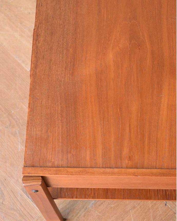 アンティークのテーブル　アンティーク家具　北欧インテリア、引き出し付きのヴィンテージコーヒーテーブル。近づいて見てみると･･･天板を近くで見て下さい。(x-1011-f)
