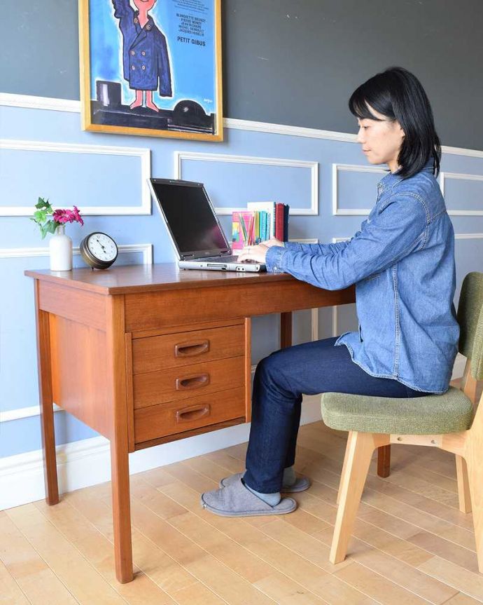 アンティークのデスク・書斎机　アンティーク家具　北欧スタイルののインテリア、スタイリッシュなヴィンテージデスク（机）。仕事にも、自分だけの時間にも･･･ここに座るだけで、なんだか仕事が出来る自分になった気分。(x-1014-f)