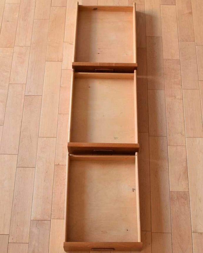 アンティークのデスク・書斎机　アンティーク家具　北欧スタイルののインテリア、スタイリッシュなヴィンテージデスク（机）。引き出しの中も！もちろん引き出しの中もキレイにお直ししてあります。(x-1014-f)