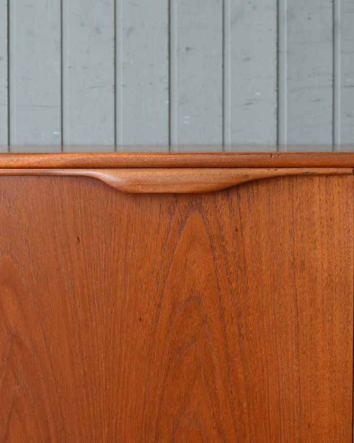 アンティークのキャビネット　アンティーク家具　チーク材を使ったヴィンテージ家具、北欧スタイルのサイドボード（マッキントッシュ）。扉の木目があたたかさを演出クールなデザインなのに、なんだかほっとするあたたかさ。(x-1017-f)