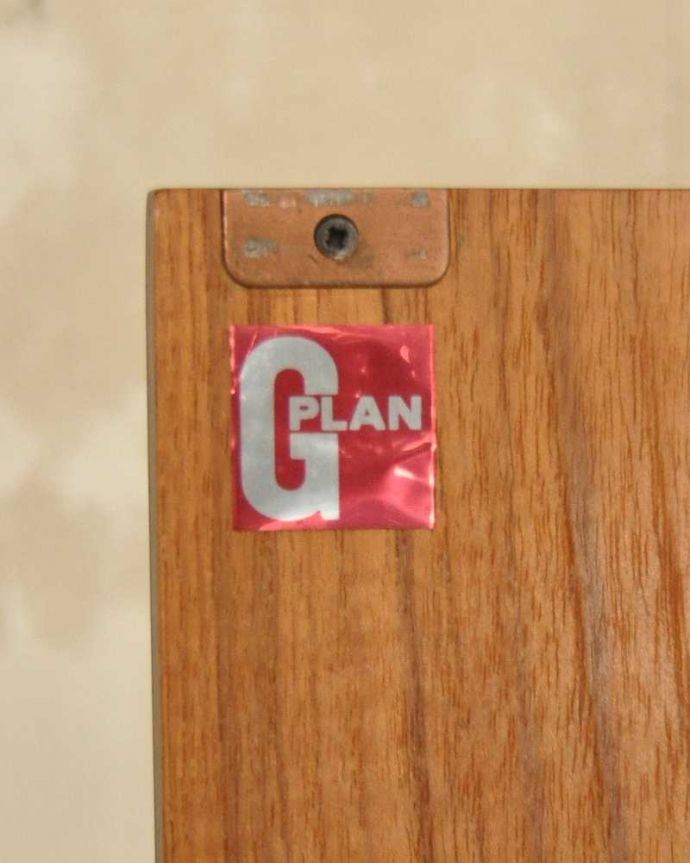 G-PLAN(Gプラン)　アンティーク家具　リビングボードにおススメ！オシャレで片付け上手なアンティークサイドボード（G-plan）。。(x-1021-f)