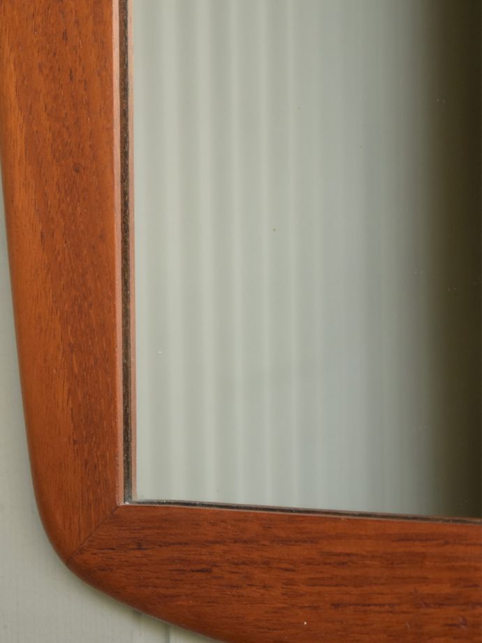 ビンテージのおしゃれな鏡、北欧スタイルにピッタリなウォールミラー