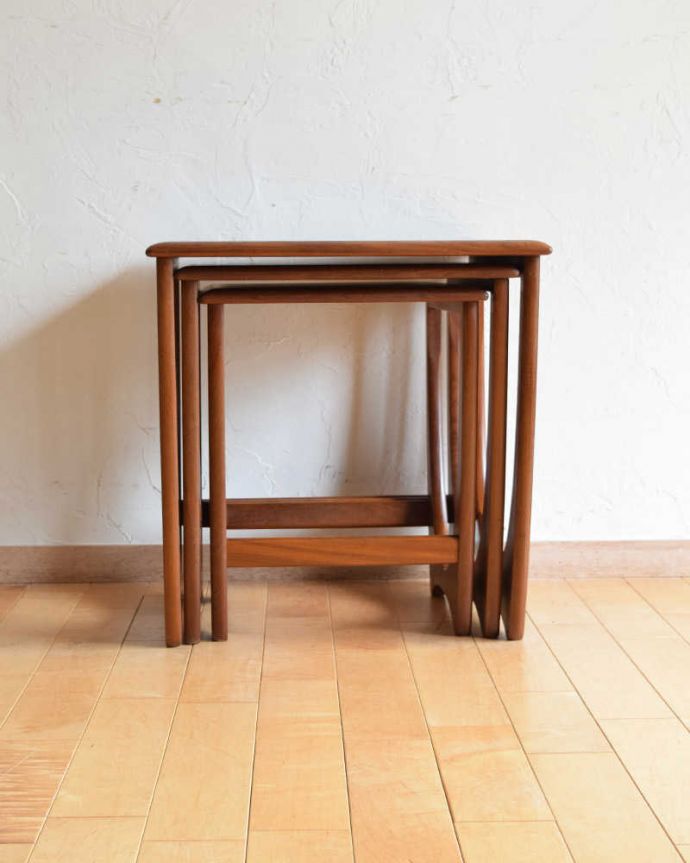 G-PLAN(Gプラン)　アンティーク家具　３つのテーブルがセットで届く！G-planのヴィンテージネストテーブル。横から見てみると･･･3つがキレイに重なって、とっても美しい姿。(x-1030-f)