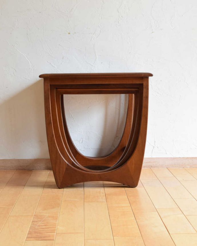 G-PLAN(Gプラン)　アンティーク家具　３つのテーブルがセットで届く！G-planのヴィンテージネストテーブル。見る角度によって見え方が違います。(x-1030-f)