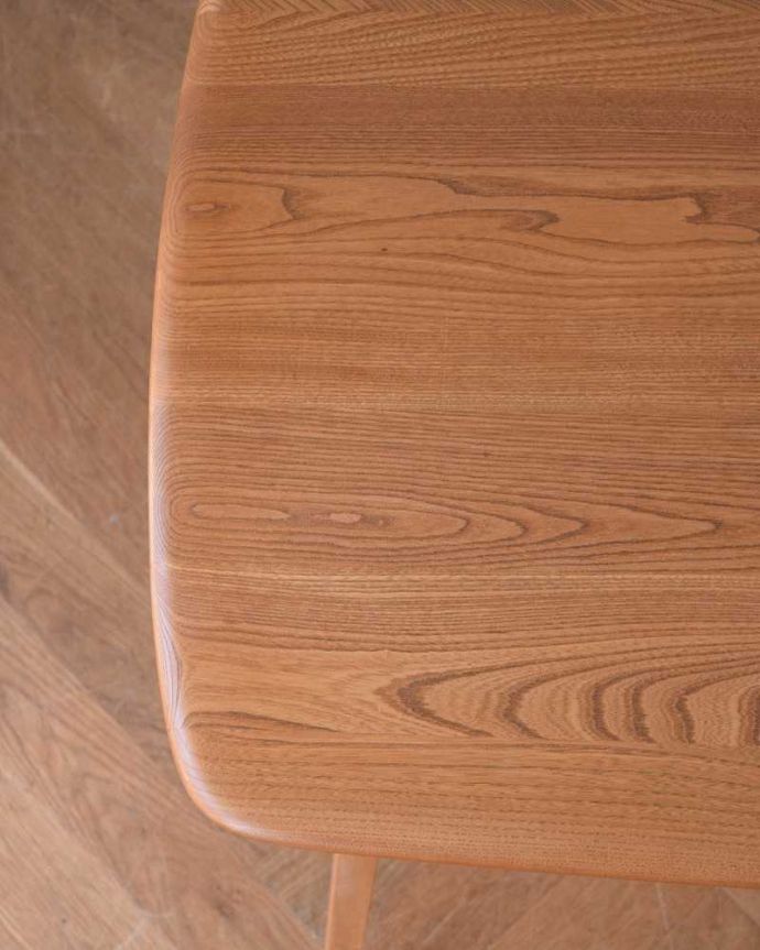 アーコールの家具　アンティーク家具　アーコールのダイニングテーブルにピタッとくっつくアンティークエンドテーブル。アーコールらしさのヒミツ優しく角がとってあるテーブル。(x-1033-f)