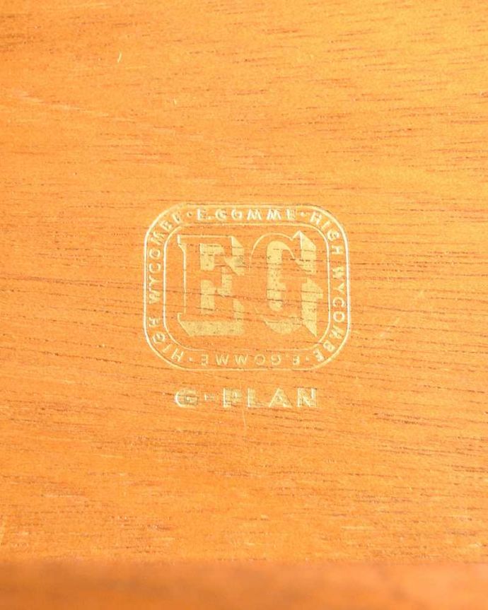 G-PLAN(Gプラン)　アンティーク家具　スタイリッシュなデザインが印象的なヴィンテージ家具、北欧スタイルのG-PLANのサイドボード。「G-PLAN」のロゴが入っていました。(x-1034-f)
