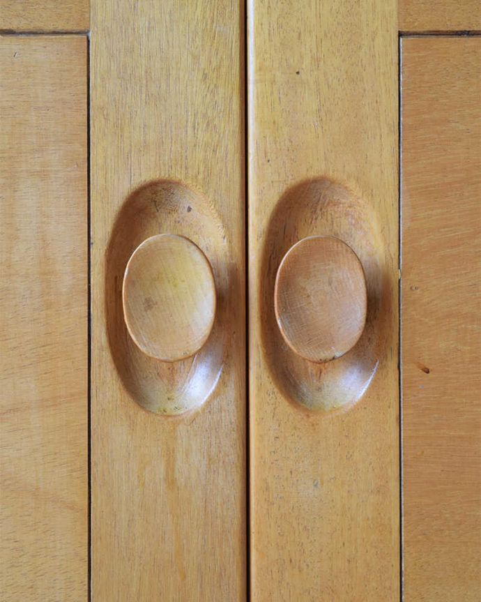 アーコールの家具　アンティーク家具　北欧スタイルにぴったり似合うアーコール社のアンティークサイドボード。扉の木目があたたかさを演出クールなデザインなのに、なんだかほっとするあたたかさ。(x-1036-f)