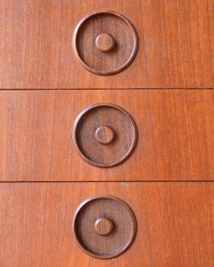 ビューロー　アンティーク家具　収納もデスクもこの一台におまかせ！北欧スタイルのヴィンテージビューロー（デスク）。扉の木目があたたかさを演出クールなデザインなのに、なんだかほっとするあたたかさ。(x-1040-f)