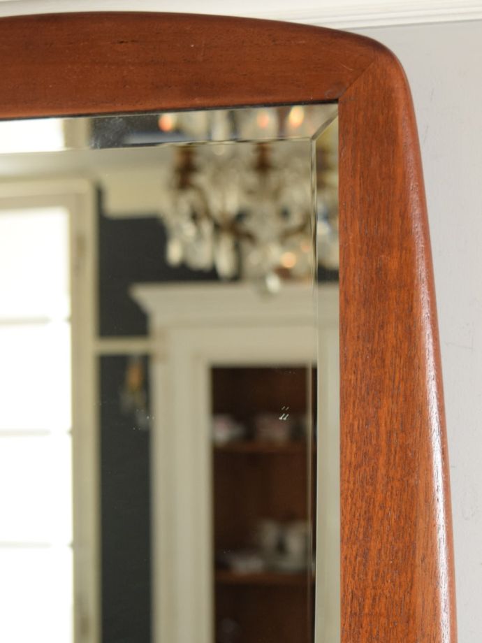 木製フレームがおしゃれなビンテージの鏡、北欧スタイルのお部屋に 