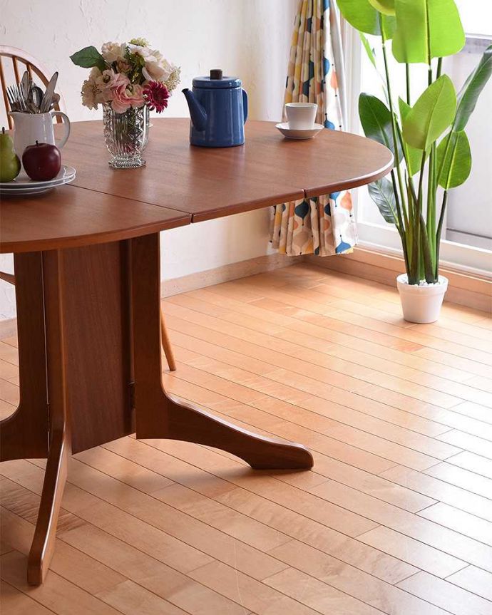 アンティークのテーブル　アンティーク家具　北欧スタイルのヴィンテージ家具、伸張式のドロップリーフテーブル。3WAYで使えちゃう便利さが自慢バタフライテーブルは、3通りの大きさで使える便利なテーブル。(x-1043-f)