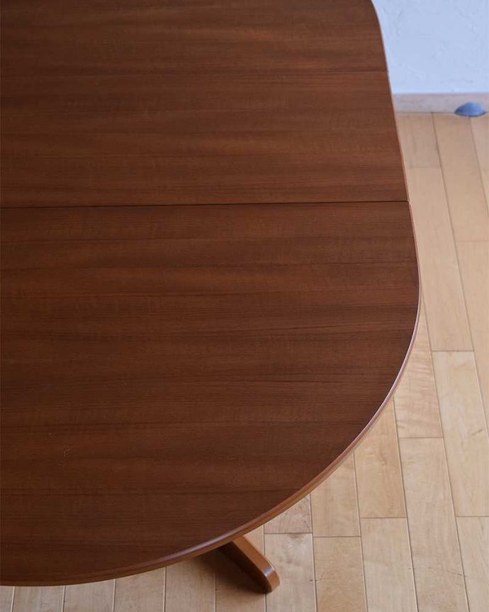 アンティークのテーブル　アンティーク家具　北欧スタイルのヴィンテージ家具、伸張式のドロップリーフテーブル。近づいて見てみると･･･手間暇を掛けてアンティーク家具専門の職人が丁寧に修復した天板は、木目も美しいんです。(x-1043-f)
