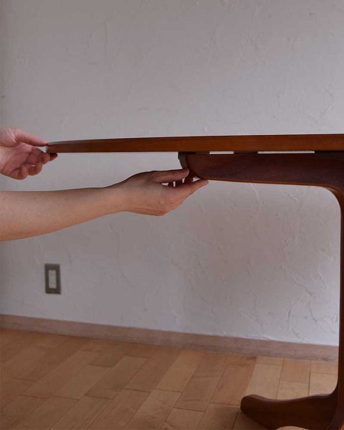 アンティークのテーブル　アンティーク家具　北欧スタイルのヴィンテージ家具、伸張式のドロップリーフテーブル。あっという間にサイズが変わる！天板を上に持ち上げて脚を動かすだけで、あっという間にサイズが大きく変わります。(x-1043-f)