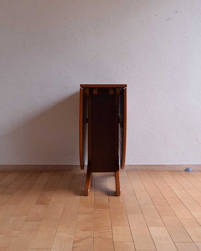 アンティークのテーブル　アンティーク家具　北欧スタイルのヴィンテージ家具、伸張式のドロップリーフテーブル。横から見てみると･･･テーブルを横から見るとこんな感じ。(x-1043-f)