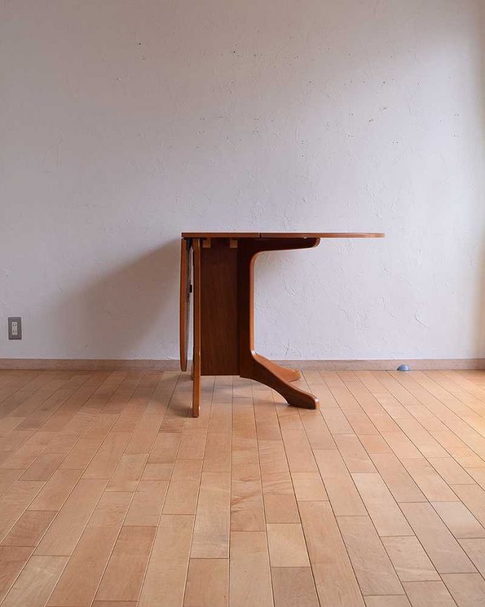 アンティークのテーブル　アンティーク家具　北欧スタイルのヴィンテージ家具、伸張式のドロップリーフテーブル。片方だけ開いても･･･片方の羽を開くとこんな感じです。(x-1043-f)