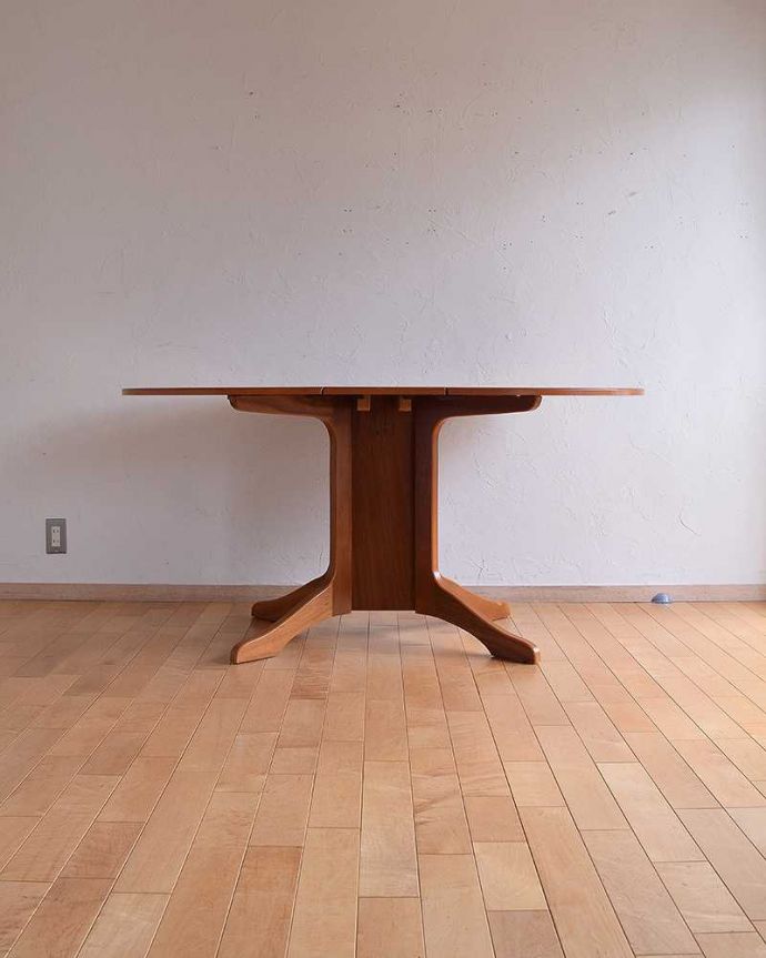 アンティークのテーブル　アンティーク家具　北欧スタイルのヴィンテージ家具、伸張式のドロップリーフテーブル。両方開いたらこんな感じ開いても閉じても、自由に使える便利さが魅力です。(x-1043-f)