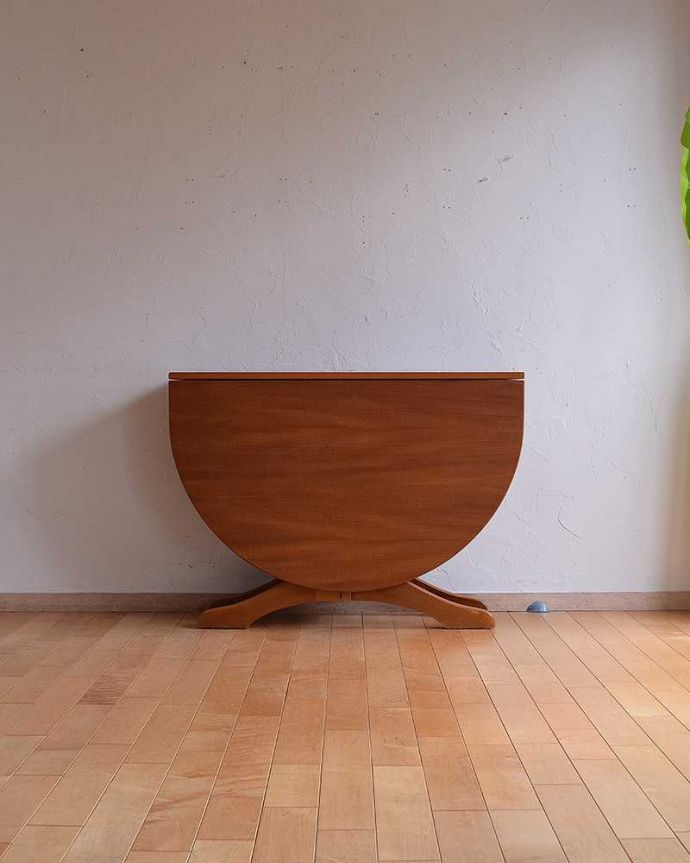 アンティークのテーブル　アンティーク家具　北欧スタイルのヴィンテージ家具、伸張式のドロップリーフテーブル。クルッと回転。(x-1043-f)