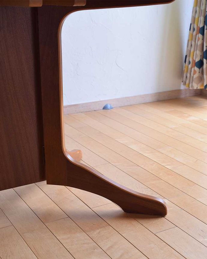 アンティークのテーブル　アンティーク家具　北欧スタイルのヴィンテージ家具、伸張式のドロップリーフテーブル。持ち上げなくても移動できます！Handleのアンティークは、脚の裏にフェルトキーパーをお付けしていますので、持ち上げなくても床を滑らせれば女性でも簡単に移動させることが出来ます。(x-1043-f)