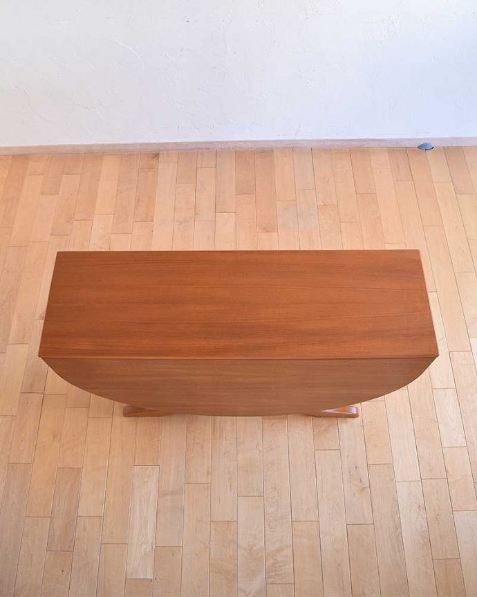 アンティークのテーブル　アンティーク家具　北欧スタイルのヴィンテージ家具、伸張式のドロップリーフテーブル。畳むとこんなにスリムなサイズリーフを閉じた状態のテーブルを上から見るとこんな感じ。(x-1043-f)