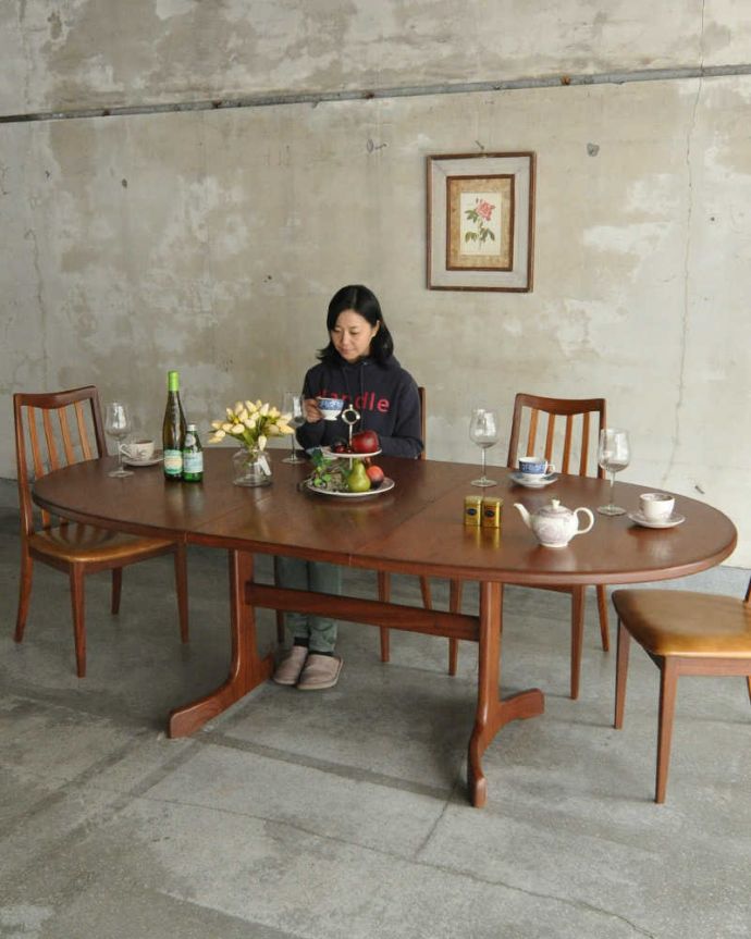 アンティークのテーブル　アンティーク家具　G-PLANのヴィンテージ家具、脚がお洒落なダイニングテーブル（伸張式）。スマートなデザインが人気のヴィンテージテーブルシンプルなデザインだから、どんなインテリアにも似合っちゃう所が人気のヒミツ。(x-1044-f)