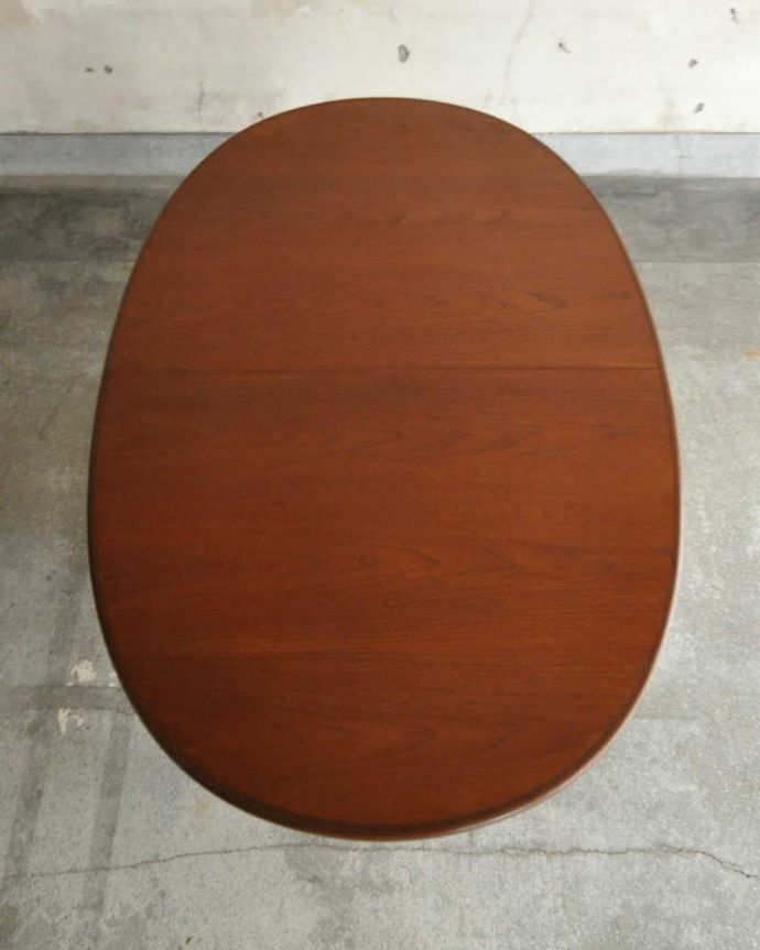 アンティークのテーブル　アンティーク家具　G-PLANのヴィンテージ家具、脚がお洒落なダイニングテーブル（伸張式）。上から見るとこんな形天板を足す前はこんな形です。(x-1044-f)