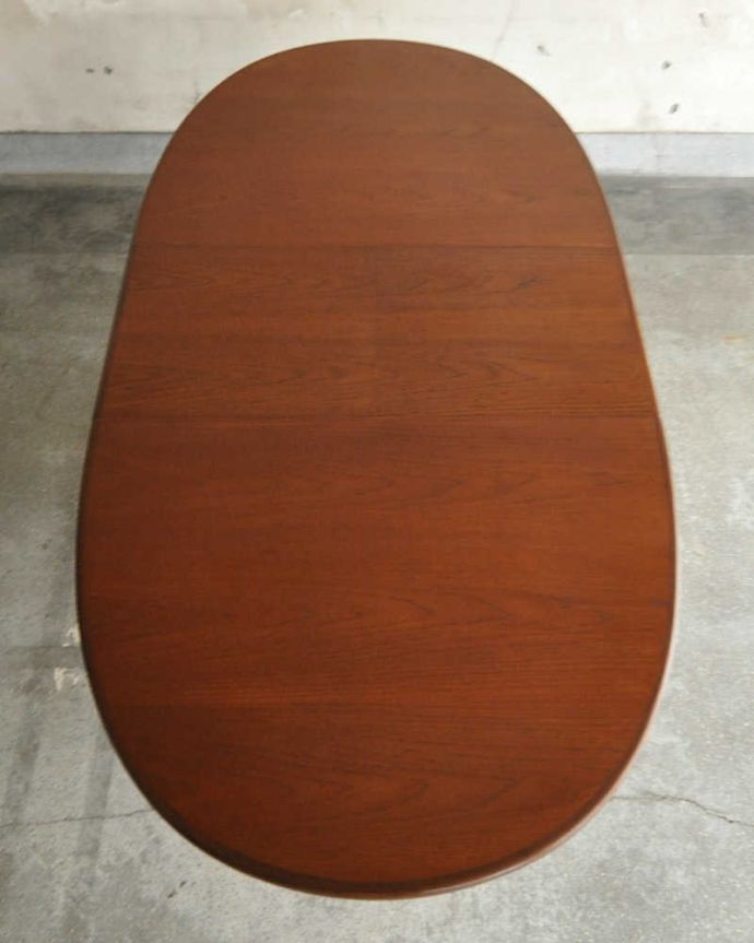 アンティークのテーブル　アンティーク家具　G-PLANのヴィンテージ家具、脚がお洒落なダイニングテーブル（伸張式）。天板もピカピカにお直ししました。(x-1044-f)