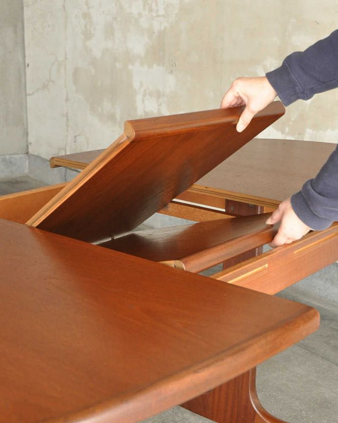 アンティークのテーブル　アンティーク家具　G-PLANのヴィンテージ家具、脚がお洒落なダイニングテーブル（伸張式）。あっという間にサイズ変更OK！天板の真ん中から新しい天板が出てきます。(x-1044-f)