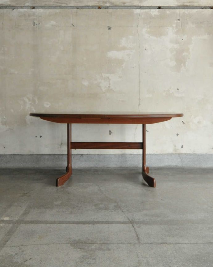 アンティークのテーブル　アンティーク家具　G-PLANのヴィンテージ家具、脚がお洒落なダイニングテーブル（伸張式）。横から見た姿は…シンプルなデザインなので、どんなお部屋にも似合っちゃうんです。(x-1044-f)