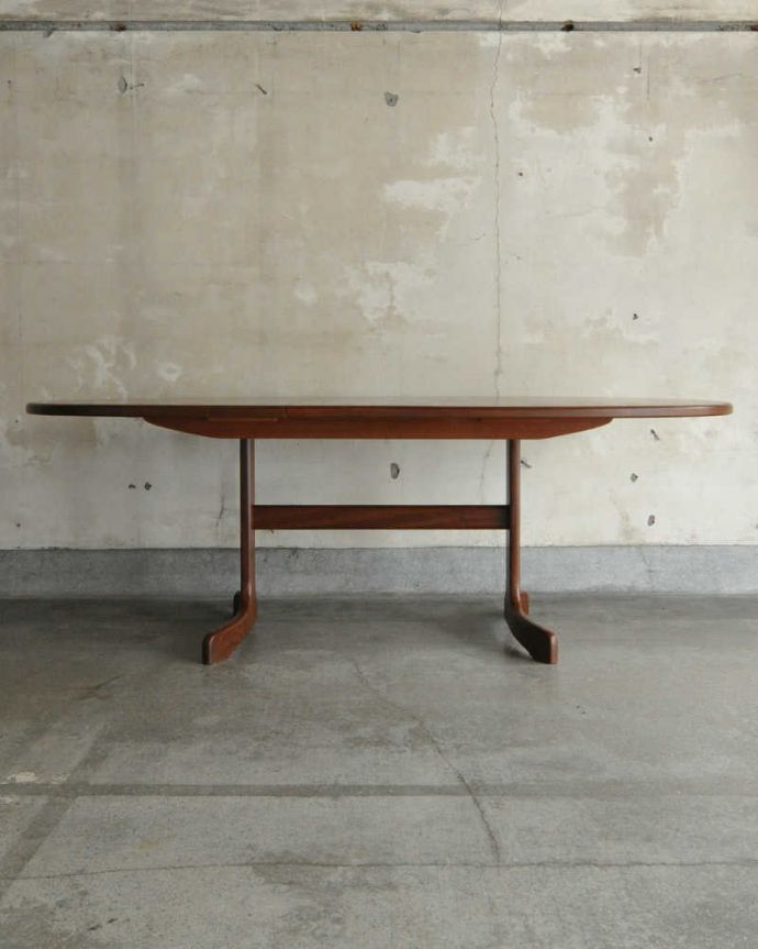 アンティークのテーブル　アンティーク家具　G-PLANのヴィンテージ家具、脚がお洒落なダイニングテーブル（伸張式）。天板を広げると･･･もちろん広げたままの状態でもお使い頂けます。(x-1044-f)