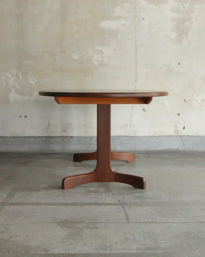 アンティークのテーブル　アンティーク家具　G-PLANのヴィンテージ家具、脚がお洒落なダイニングテーブル（伸張式）。こちら側も、もちろんキレイです。(x-1044-f)