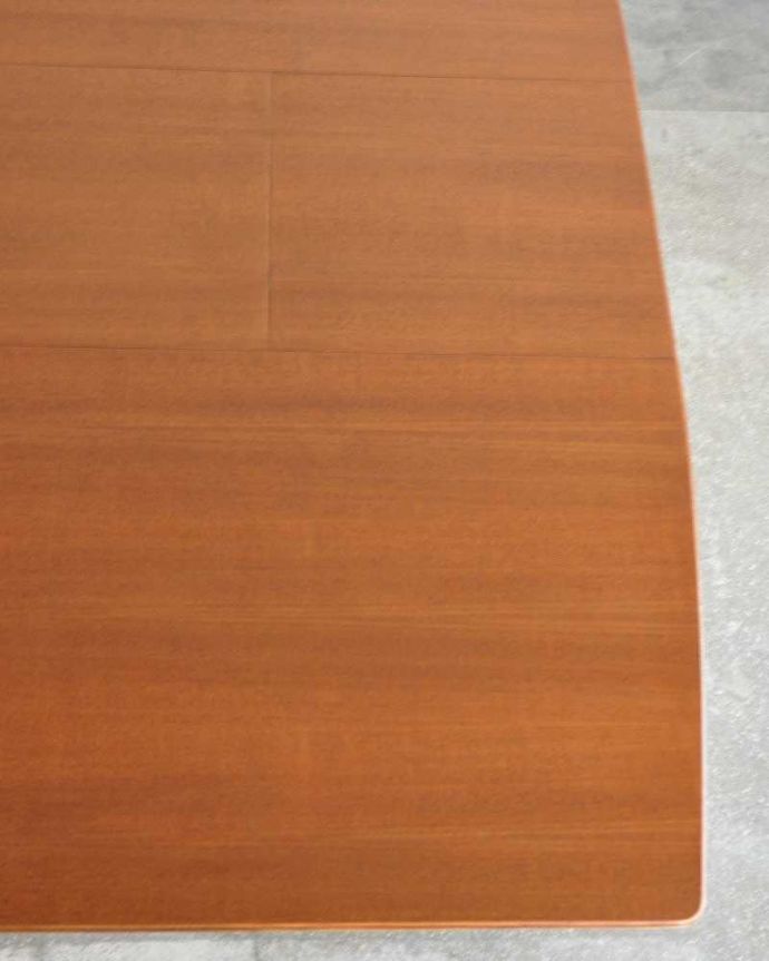 アンティークのテーブル　アンティーク家具　ヴィンテージの北欧家具、かっこいいマッキントッシュのエクステンションテーブル。シンプルな木目がカッコイイ天板を近くで見てみるとこんな感じです。(x-1045-f)