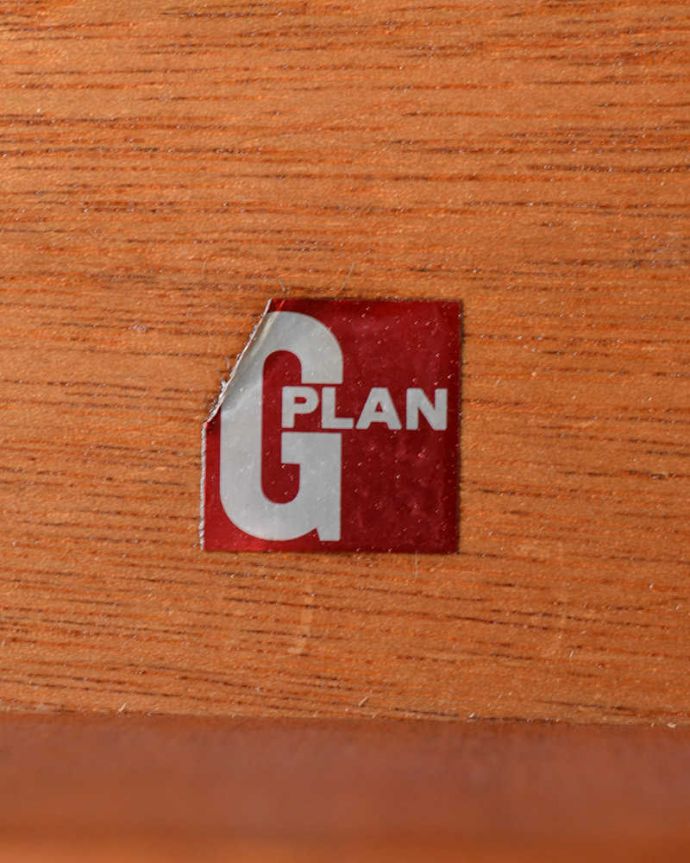 G-PLAN(Gプラン)　アンティーク家具　めずらしい折れ戸タイプのヴィンテージ家具、G-planのおしゃれなサイドボード。。(x-1047-f)