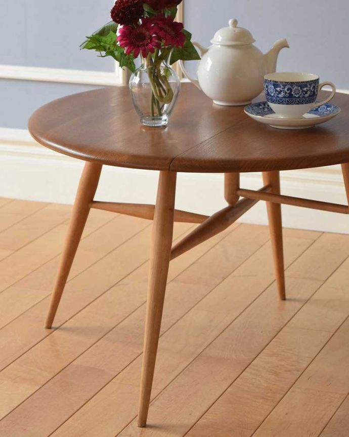 アーコールの家具　アンティーク家具　ERCOL社のアンティークの伸張式テーブル、小さいドロップリーフコーヒーテーブル 。シンプルでスッキリとカッコいい脚アーコールらしいスッキリとしたデザインの脚。(x-1053-f)
