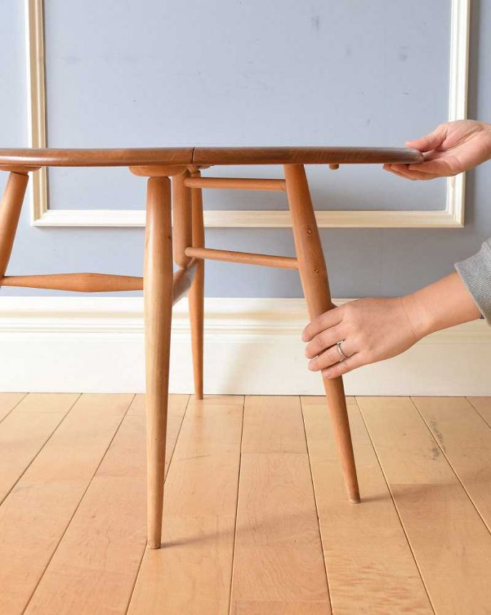 アーコールの家具　アンティーク家具　ERCOL社のアンティークの伸張式テーブル、小さいドロップリーフコーヒーテーブル 。あっという間にサイズが変えれます。(x-1053-f)