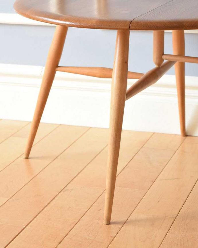 アーコールの家具　アンティーク家具　ERCOL社のアンティークの伸張式テーブル、小さいドロップリーフコーヒーテーブル 。持ち上げなくても移動できます！Handleのアンティークは、脚の裏にフェルトキーパーをお付けしていますので、持ち上げなくても床を滑らせて移動させることが出来ます。(x-1053-f)