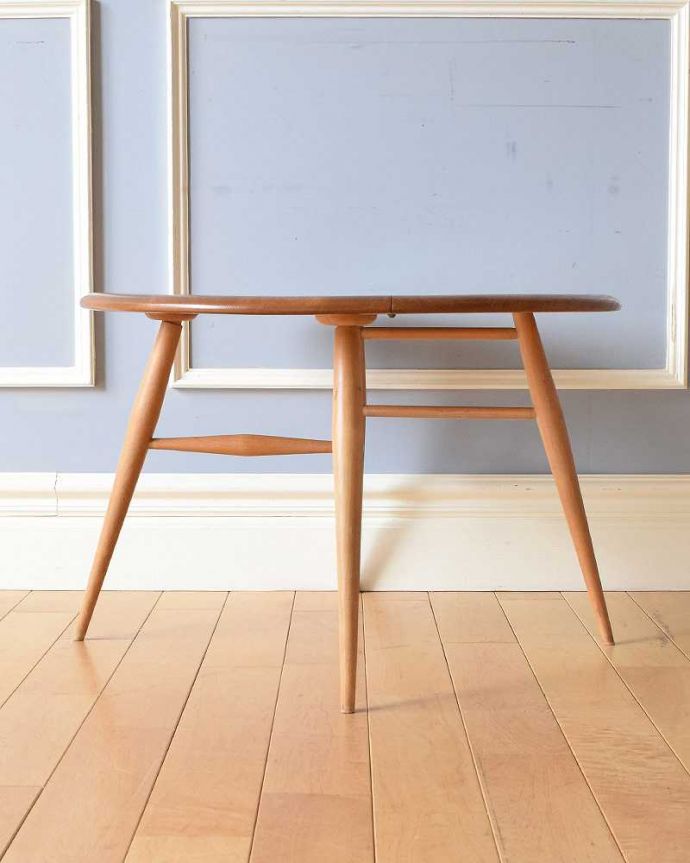 アーコールの家具　アンティーク家具　ERCOL社のアンティークの伸張式テーブル、小さいドロップリーフコーヒーテーブル 。開いた脚の形にも注目！凝った足元のデザイン。(x-1053-f)