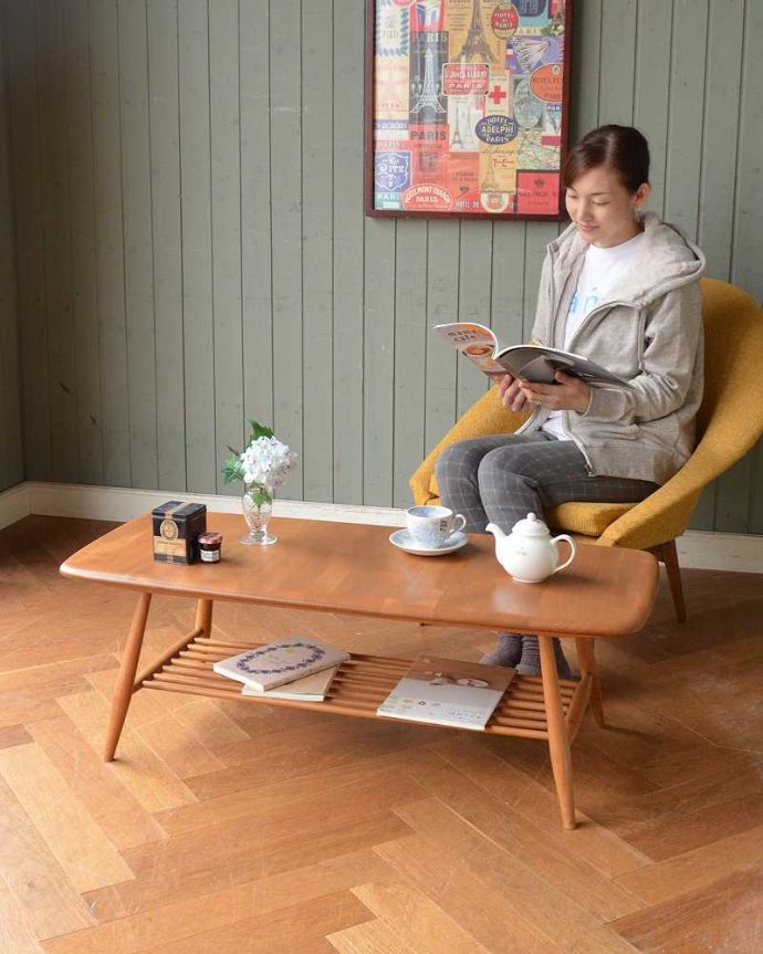 アーコールの家具　アンティーク家具　北欧スタイルの定番ブランド、アーコール社の棚付きコーヒーテーブル。持ち運びが便利なアーコールのコーヒーテーブルアーコールらしいフォルムが特徴のコンパクトなサイズのコーヒーテーブル。(x-1056-f)