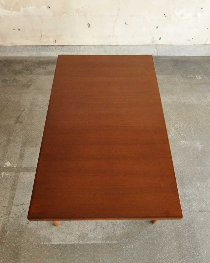 G-PLAN(Gプラン)　アンティーク家具　伸張できるアンティーク家具、G-PLANデザインのダイニングテーブル。上から見るとこんな形リーフを開く前はこんな形です。(x-1068-f)