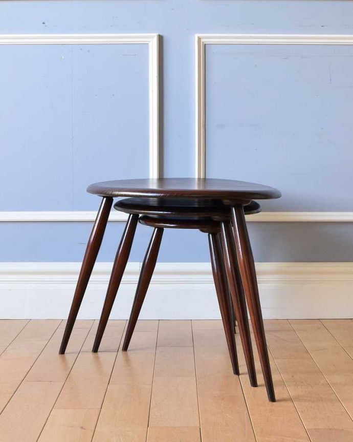 アーコールの家具　アンティーク家具　スマートで優れたデザイン、アーコール社のかわいいネストテーブル。横から見てみると･･･3つがキレイに重なって、さらにスッキリとカッコイイ姿。(x-1069-f)