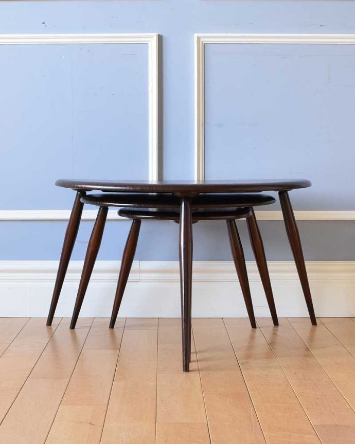 アーコールの家具　アンティーク家具　スマートで優れたデザイン、アーコール社のかわいいネストテーブル。見る角度によって見え方が違います。(x-1069-f)