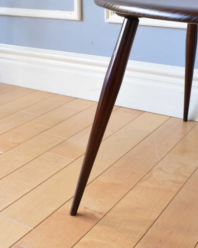 アーコールの家具　アンティーク家具　スマートで優れたデザイン、アーコール社のかわいいネストテーブル。持ち上げなくても移動できます！Handleのアンティークは、脚の裏にフェルトキーパーをお付けしていますので、床を滑らせてれば移動が簡単です。(x-1069-f)