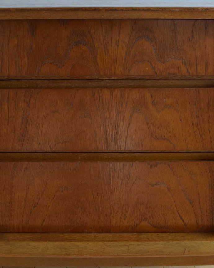 サイドボード　アンティーク家具　北欧スタイルの暮らしを彩るインテリア、引き戸タイプのヴィンテージのサイドボード 。デザインの一部になっている取っ手取っ手のデザインもシンプルかつ機能的に。(x-1074-f)