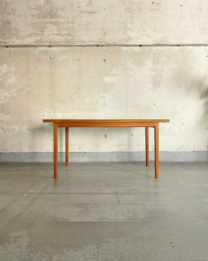 アンティークのテーブル　アンティーク家具　ヴィンテージの伸張式北欧家具、マッキントッシュのエクステンションテーブル。横から見た姿は…シンプルなデザインなので、どんなお部屋にも似合っちゃうんです。(x-1075-f)