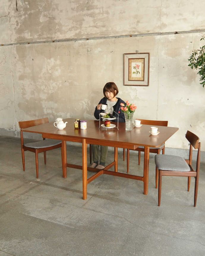 アンティークのテーブル　アンティーク家具　マッキントッシュ社のヴィンテージ家具、イギリス輸入のダイニングテーブル。スマートなデザインが人気のヴィンテージテーブルシンプルなデザインだから、どんなインテリアにも似合っちゃう所が人気のヒミツ。(x-1076-f)
