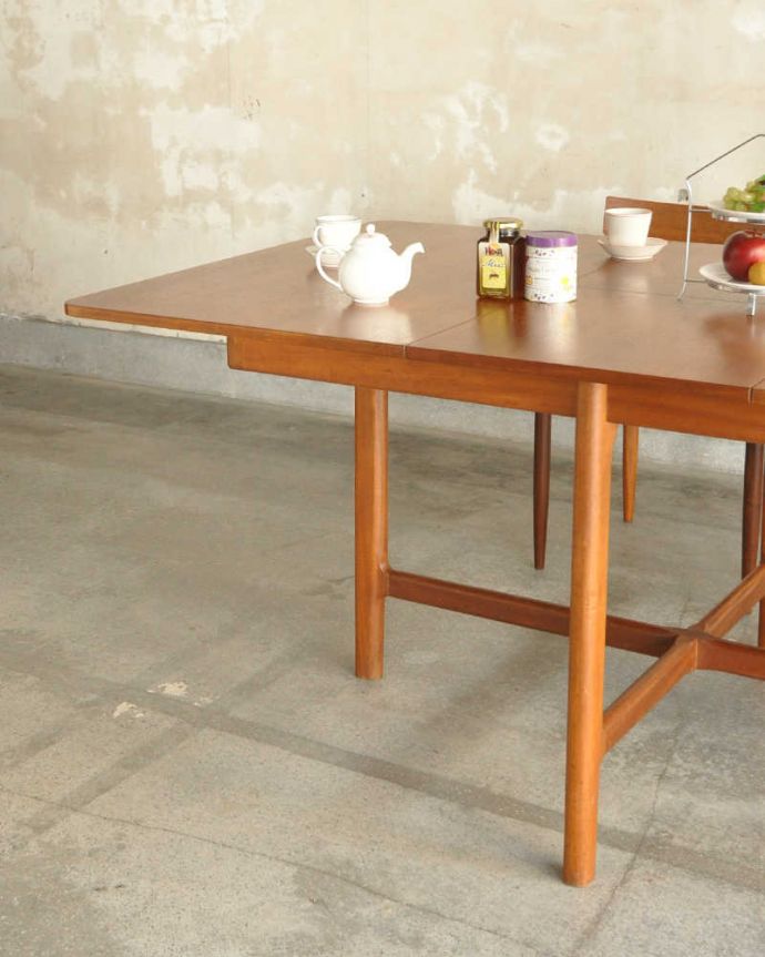 アンティークのテーブル　アンティーク家具　マッキントッシュ社のヴィンテージ家具、イギリス輸入のダイニングテーブル。スッキリとカッコイイ脚先にいくほど微妙にシェープされたスッキリとした脚。(x-1076-f)