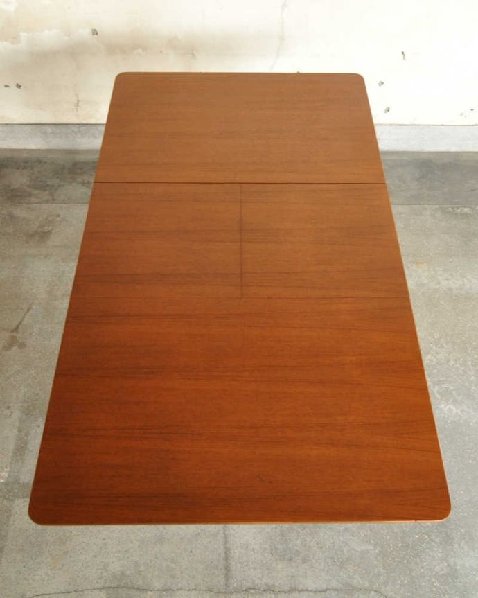 アンティークのテーブル　アンティーク家具　マッキントッシュ社のヴィンテージ家具、イギリス輸入のダイニングテーブル。天板もピカピカにお直ししました。(x-1076-f)
