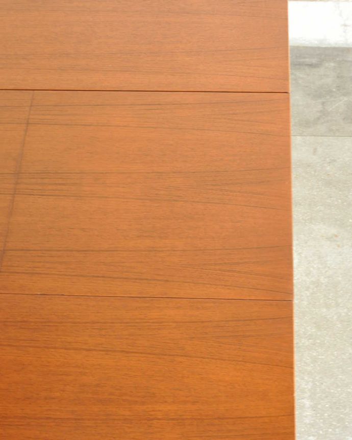 アンティークのテーブル　アンティーク家具　マッキントッシュ社のヴィンテージ家具、イギリス輸入のダイニングテーブル。シンプルな木目がカッコイイ天板を近くで見てみるとこんな感じです。(x-1076-f)