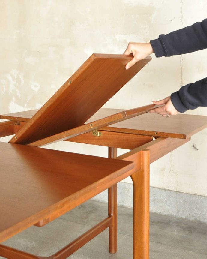 アンティークのテーブル　アンティーク家具　マッキントッシュ社のヴィンテージ家具、イギリス輸入のダイニングテーブル。あっという間にサイズ変更OK！天板の真ん中から新しい天板が出てきます。(x-1076-f)